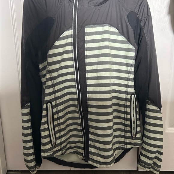 Lululemon rain jacket - Picture 4 of 6